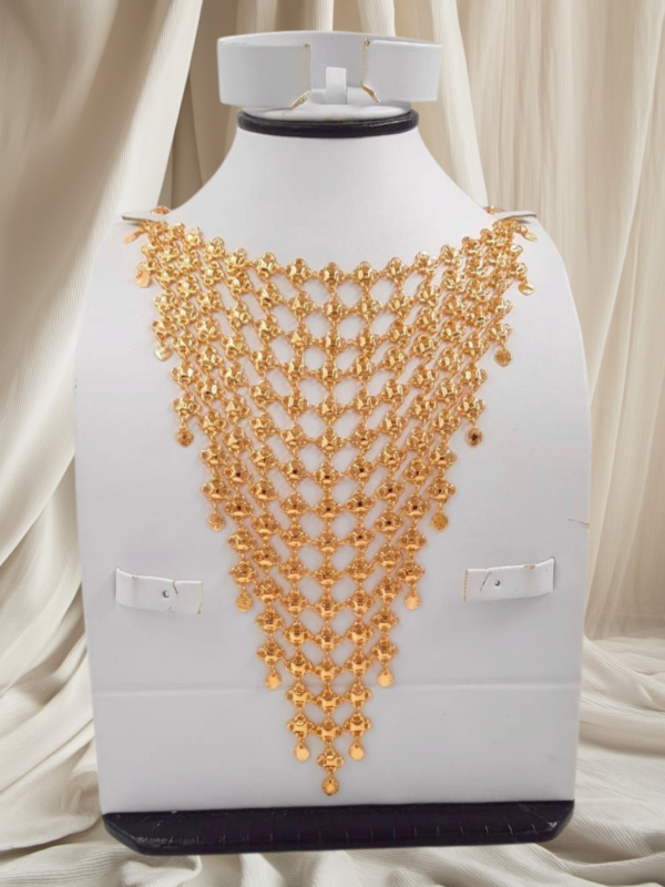 مخنق مطلي مطابق للذهب