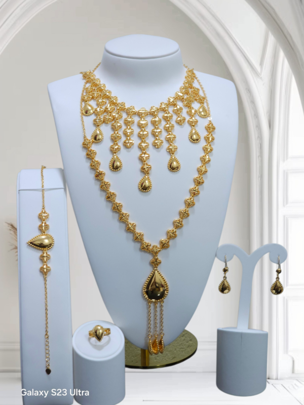 ٢٠٢٦٠٢١٢_٠١٤٧٢٨ طقم البصمه مع المخنق مطلي مطابق للذهب