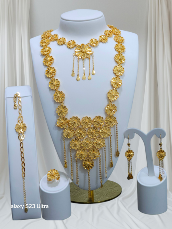 طقم ملكي فخم مطابق للذهب